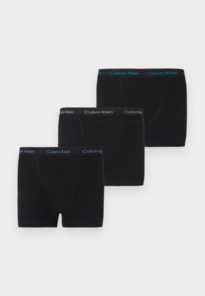 Három fekete Calvin Klein boxeralsó különböző derékszíj színekkel – kék, szürke és türkiz –, fehér háttér előtt elhelyezve.