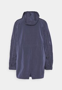 Mörkblå lätt jacka med huva, med långa ärmar, en något texturerad yta och en ventilerad nedre del på ryggen.