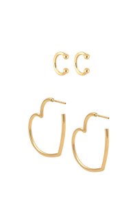 Pendientes de oro que presentan dos diseños en forma de corazón con un acabado suave, junto a dos pendientes de aro curvados más pequeños.