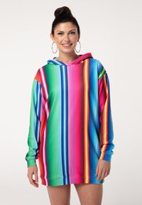 Gestreiftes Kapuzenkleid in mehreren Farben mit lebhaften Tönen von Pink, Grün, Blau und Gelb; weicher Stoff; lange Ärmel; Kängurutasche.