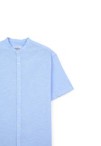 Camicia azzurra a maniche corte con colletto alla coreana, caratterizzata da una chiusura con bottoni, una texture morbida e una finitura in tessuto liscia.
