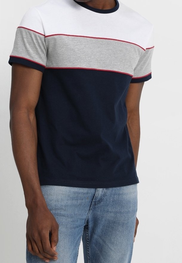 Camiseta azul marino con rayas blancas y grises. Presenta un cuello redondo, mangas cortas y ribetes rojos en contraste a lo largo de las rayas.