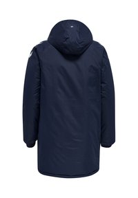 Marineblå lang vinterjakke med hætte, polstret design og subtilt logo øverst på ryggen, vist bagfra.