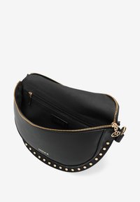 Svart halvmåneformad handväska med guldnitar och dragkedja, öppen för att visa svart tyginteriör med en zip-inre ficka.