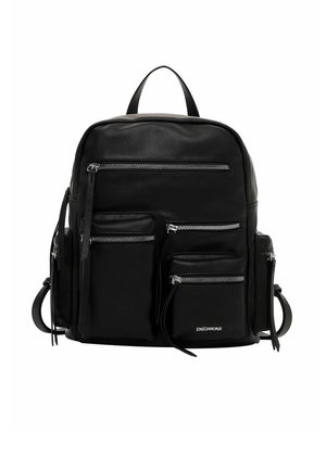 Zaino in pelle nera con molteplici tasche con zipper, texture liscia, forma arrotondata e manico superiore per il trasporto. Presenta dettagli in metallo argentato.