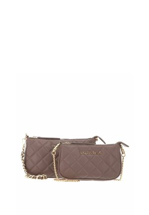 Deux pochettes bracelet matelassées taupe de Valentino avec des chaînes dorées et fermetures éclair, placées côte à côte sur un fond blanc.