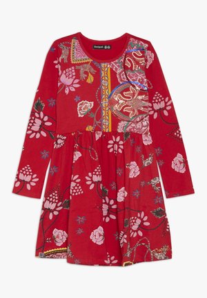 Robe rouge à manches longues avec motifs floraux roses et cachemire, taille froncée, et patch décoratif avec sequins sur la poitrine.