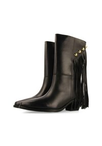 Botas de cuero negras hasta el tobillo con punta afilada, adornadas con flecos y remaches dorados en el lado exterior. Diseño de tacón cuadrado para mayor estabilidad.
