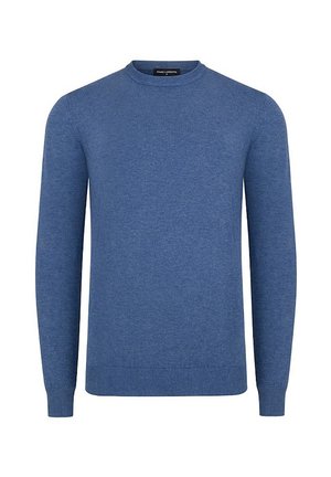 Niebieski sweter wykonany na drutach, z okrągłym dekoltem, długimi rękawami oraz ściągaczami przy mankietach i dolnej krawędzi. Materiał ma gładką teksturę i minimalistyczny design.