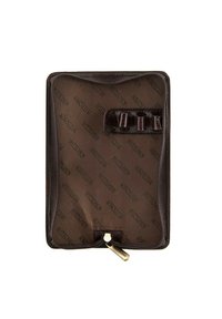 Portafoglio marrone con zip, dotato di un esterno liscio, un interno decorato con il nome del marchio e molteplici scomparti per carte e accessori.