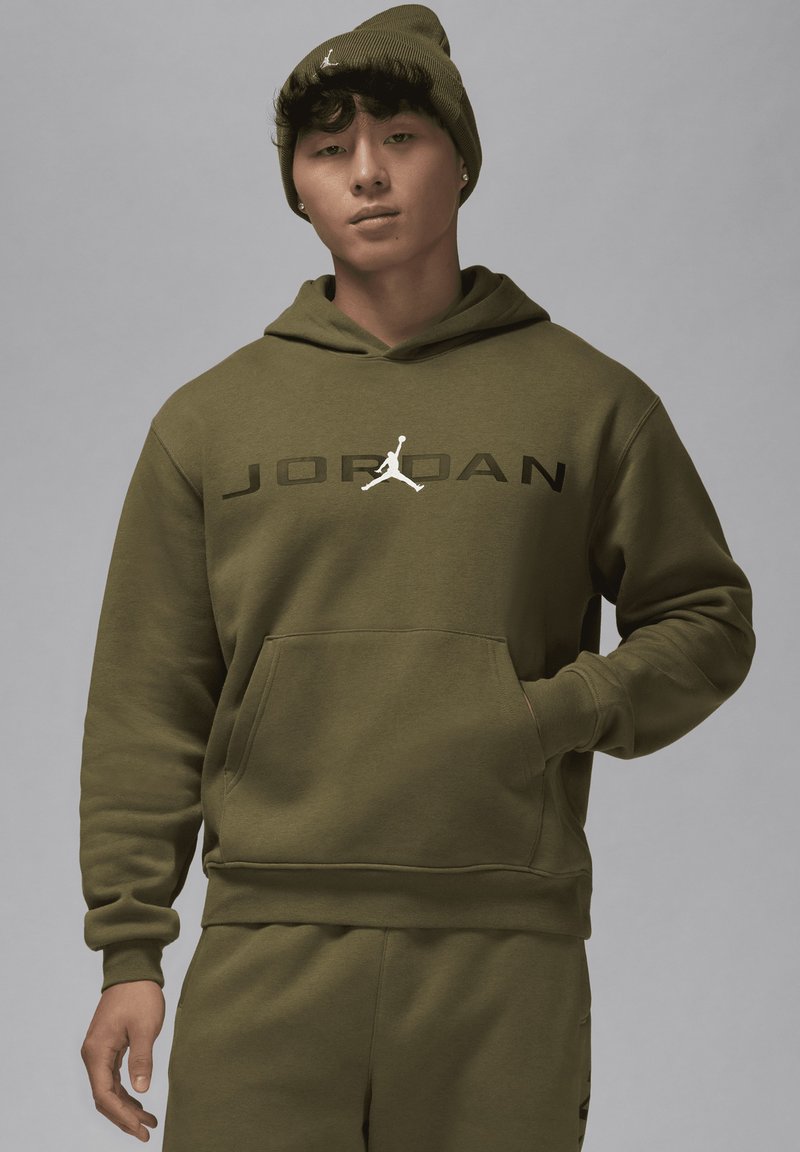 Felpa verde oliva con tasca a marsupio, polsini e orlo a coste. Testo e logo neri "JORDAN" stampati sul davanti. Berretto coordinato.