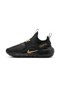 Zapatilla deportiva negra con parte superior de malla y sintético, acentos dorados en la correa y el logo lateral, suela texturizada con un detalle moteado.