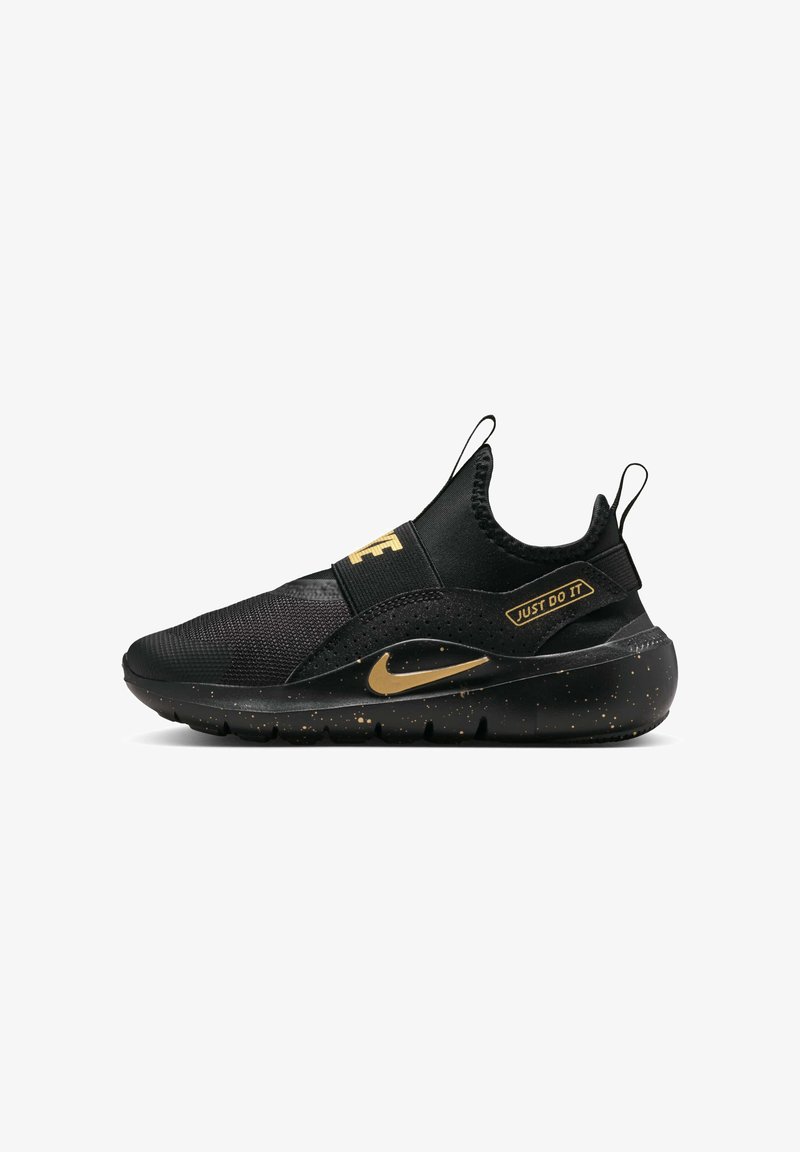 Zapatilla deportiva negra con parte superior de malla y sintético, acentos dorados en la correa y el logo lateral, suela texturizada con un detalle moteado.