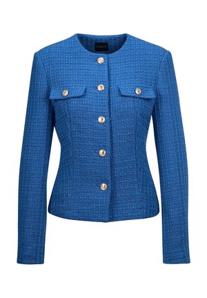 Blauwe textuurjack met een ronde hals, knoopsluiting aan de voorkant, twee borstzakken met kleppen en gouden hardwareaccenten.