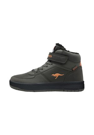 Hochschuh-Sneaker aus dunkelgrauem Synthetikmaterial mit einem orangefarbenen Känguru-Logo, abgerundetem Zeh, Schnürung und Klettverschluss, gepolstertem Kragen.