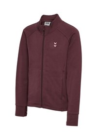 Mörkröd zip-up jacka i mjukt material, med hög krage, långa ärmar och en rosa chevron-logotyp på bröstet.