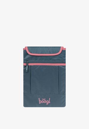 Granatowa i różowa izolowana torba na lunch z przednią kieszenią na zamek i zamknięciem na klapę, oznakowana różowym logo „baagl”.