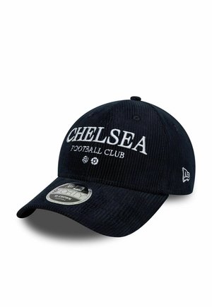Czarna czapka sztruksowa z białym haftem "CHELSEA FOOTBALL CLUB" i zakrzywionym daszkiem, pokazana pod kątem na białym tle.