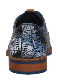Heren schoenen met een gestructureerde zwarte en blauwe synthetische bovenkant, een contrasterende tan hielaccent, en een blauwe rubberen zool.
