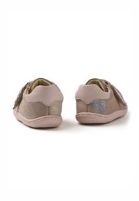 Scarpe rosa e oro con una finitura testurizzata e luccicante e un tacco rosa liscio. Fascetta in velcro e suola in gomma flessibile per il massimo comfort.