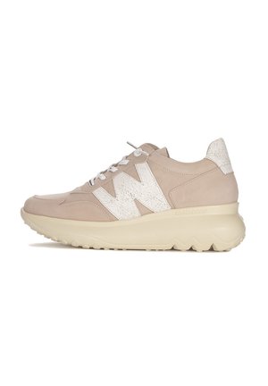 Beżowe sneakersy z teksturowanymi białymi akcentami, grubą kremową podeszwą, gumową podeszwą i okrągłymi sznurowadłami. Posiadają wyrazisty logo po boku.