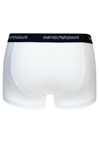 Boxer briefs brancos com uma faixa na cintura em azul-marinho. A faixa apresenta o logótipo "EMPORIO ARMANI" em cinza. Textura suave e design ajustado.