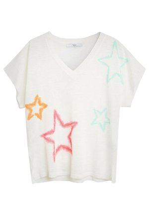 Biała bluzka z krótkim rękawem w serek, ozdobiona wielokolorowymi wzorami gwiazdek w odcieniach pomarańczowym, czerwonym i turkusowym, wykonana z miękkiego, lekkiego materiału.