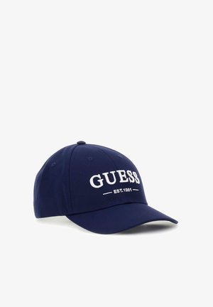 Marineblaue Baseballkappe mit weiß besticktem Schriftzug "GUESS EST. 1981" auf der Vorderseite, strukturierter Krone und gebogenem Schirm.