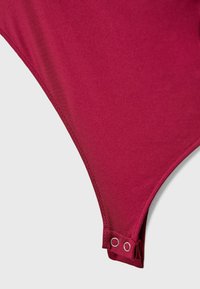 Bordeauxfarbene Badehose mit glatter Textur, hohem Schnitt und Druckverschluss mit zwei silbernen Metallösen für sicheren Halt.