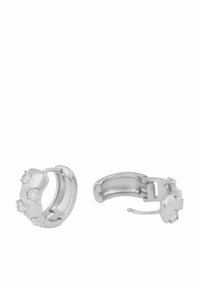 Silverfärgade metallringar med fyra klara ädelstenar, varje sten inlagd i en slät, polerad yta. Med gångjärnsstängning för enkel användning.