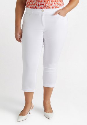 Witte cropped broek met een gladde textuur en een getailleerd ontwerp. Voorzien van zijzakken en een enkele gouden knop bij de taille.