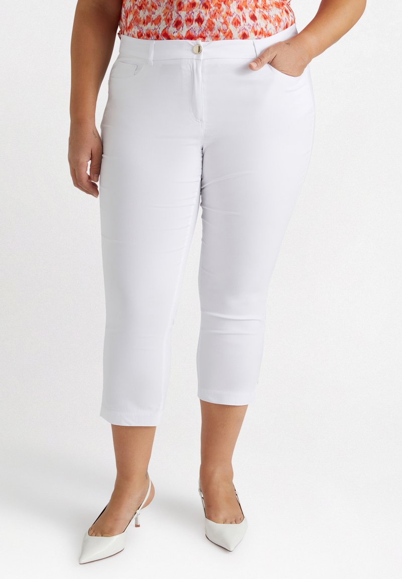 Pantaloni bianchi a gamba corta con una texture liscia e un design aderente. Presentano tasche frontali e un singolo bottone dorato in vita.