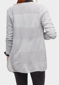 Jasnoszary sweter z długim rękawem, charakteryzujący się poziomymi prążkami i gładkim splotem, luźny krój i otwarty przód.