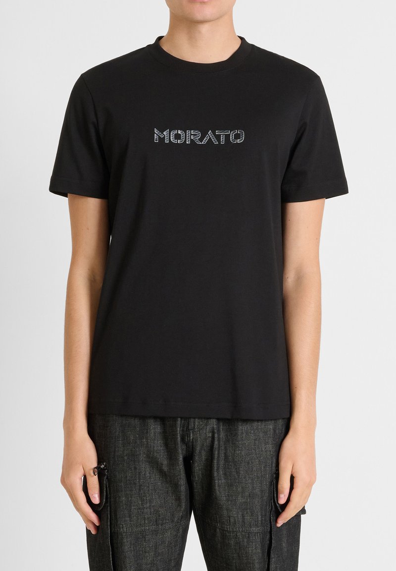 Zwart katoenen T-shirt met korte mouwen, voorzien van het "MORATO"-logo in reflecterend materiaal over de borst. Eenvoudige ronde halslijn, relaxed fit.