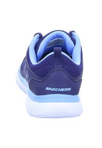 Las zapatillas Skechers presentan una parte superior de malla púrpura oscuro con acentos en azul claro, un cuello acolchado y una suela blanca.