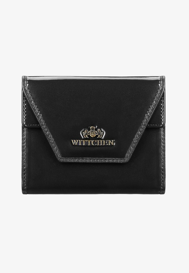 Zwarte leren portemonnee met een glanzende afwerking, voorzien van een gouden logo en gestikte details. Het ontwerp heeft een flap in envelopstijl.