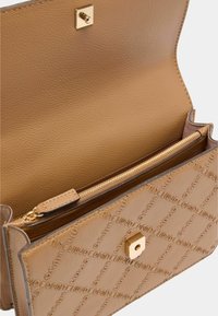 Hellbraune Lederhandtasche mit eingeprägtem Logo-Muster, goldfarbener Hardware, einem Druckverschluss und einem Reißverschlussfach innen zur Organisation.
