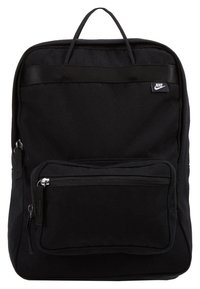 Svart Nike-ryggsäck med framfick med dragkedja, handtag på toppen och minimal logotyp i övre högra hörnet.