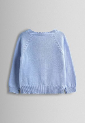 Svetlomodrý pletený sveter s rebrovaným výstrihom a lemom, s krátkym strihom a ošúchanými hranami. Klasický pulóverový štýl.