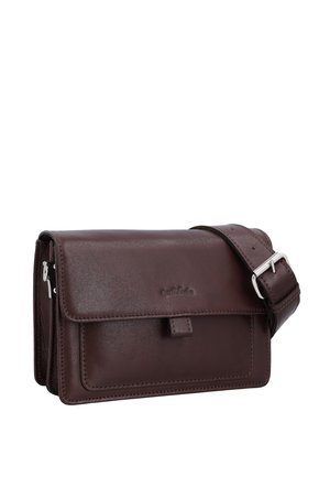 Donkerbruine leren crossbodytas met voorflap, verstelbare riem en zilveren gesp, afgebeeld tegen een witte achtergrond.