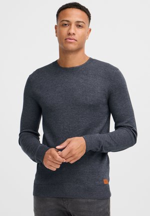 Dunkelgrauer Pullover für Herren, gestrickter Stoff, Rundhalsausschnitt, gerippte Bündchen und Saum, mit einem kleinen Lederlogo-Akzent nahe dem Saum.
