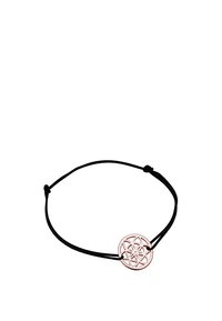 Schwarzes Kordelarmband mit einem runden, strukturierten Metallanhänger in Roségold mit einem floralen geometrischen Muster. Verstellbarer Knotenverschluss.