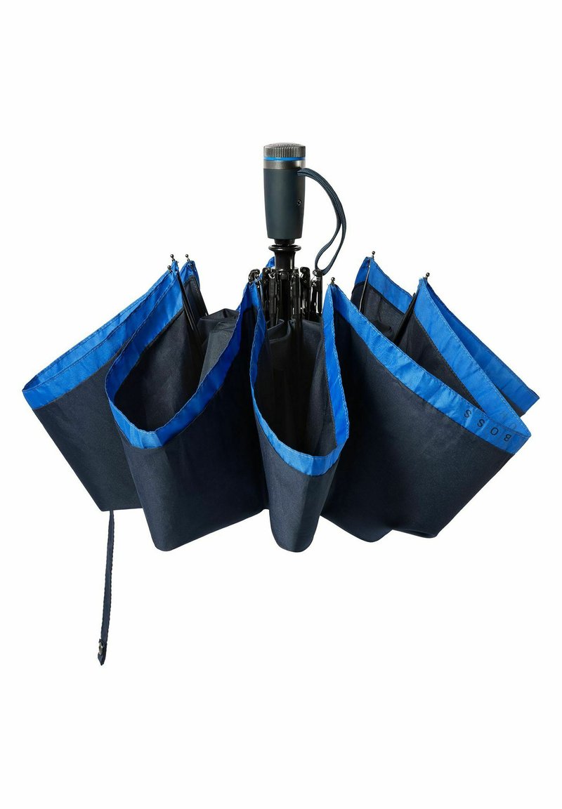 Paraplu met een donkere stoffen luifel en blauwe rand, voorzien van meerdere opbergvakjes. Handvat aan de bovenkant met een strap voor gemakkelijk dragen.