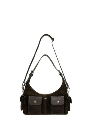 Sac à main en daim brun foncé avec deux poches avant à boucle, poches latérales supplémentaires et deux sangles d'épaule réglables présenté sur fond blanc.