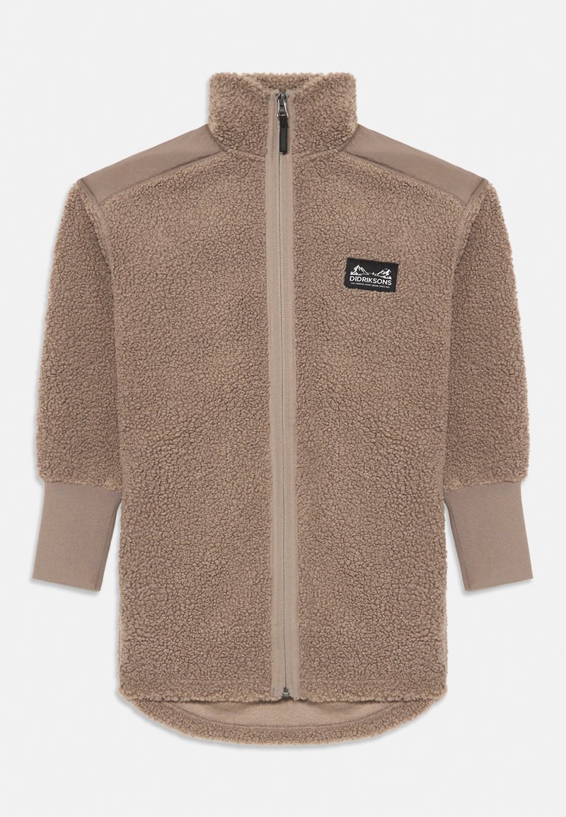 Casaco de fleece castanho com fecho éclair completo, gola alta, punhos elásticos, remendos reforçados nos ombros e um patch do logo da Didriksons no peito.