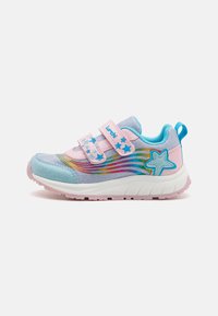 Scarpe sportive azzurro chiaro con accenti rosa, motivo a stelle e design arcobaleno; presentano doppie cinghie in velcro e suola testurizzata.