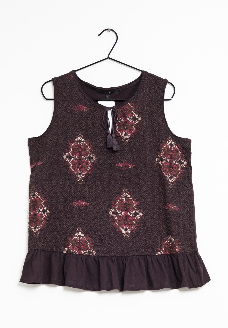 Bezramenný tmavě fialový top s texturovaným vzorem. Má volánkový lem a dekorativní zavázání s třásněmi na krku. Obsahuje květinové akcenty.