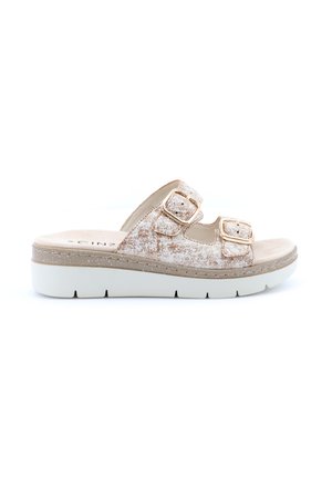 Sandalo slip-on beige con due cinturini regolabili con fibbia e una suola bianca spessa con scanalature per la presa.