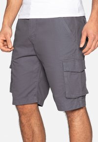 Graue Cargo-Shorts aus einem Baumwoll-Mischgewebe, ausgestattet mit Seitentaschen, knielangem Schnitt und strukturiertem Steppdetails.