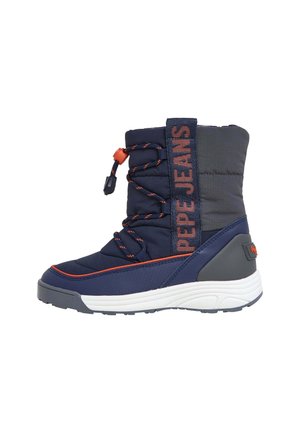 Botte d'hiver bleu marine avec accents orange, semelle blanche épaisse, marquée "PEPE JEANS" sur le côté et fermeture réglable par cordon.